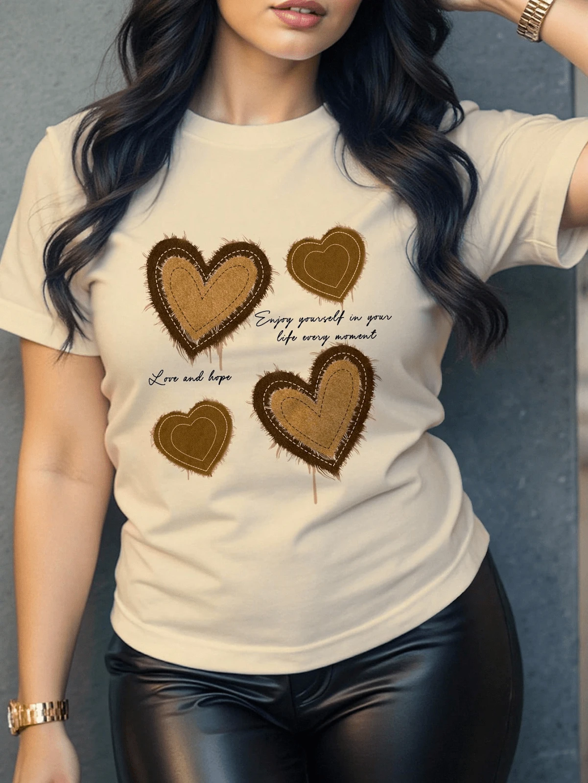"Camiseta de manga corta con cuello redondo, adornada con estampado, para ropa de Año Nuevo, camisetas gráficas para mujeres - Beis - Ver 1