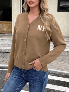 Cardigan de punto con letras - Temporada otoño-invierno | Cuello en V con cierre de botones, cálido y suave como nube | Prenda casual americana, fácil de combinar para trabajo y ocaciones cotidianas - Caqui - Ver 2