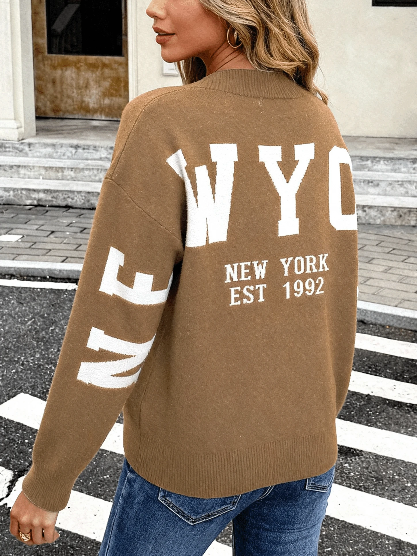 Cardigan de punto con letras - Temporada otoño-invierno | Cuello en V con cierre de botones, cálido y suave como nube | Prenda casual americana, fácil de combinar para trabajo y ocaciones cotidianas - Caqui - Ver 1