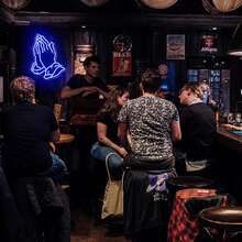 This Is A Praying Hands Pattern LED Neon Light, A Neon Light With A Praying Design Atmosphere. It Uses A USB Interface And Is Suitable For Use As A Billboard, Holiday Decoration, Bar Decoration, Party Atmosphere Decoration, Etc. - Multicolor - View 3