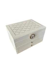 Hộp đựng trang sức dung tích lớn làm bằng da PU, thiết kế dạng ngăn kéo có khóa. Có nhiều kiểu dáng để lựa chọn. Thích hợp để đựng vòng cổ, bông tai, vòng tay, nhẫn, đồng hồ và các phụ kiện trang sức khác. Một lựa chọn tuyệt vời cho quà tặng dịp lễ. Vật dụng cần thiết cho phái nữ để sắp xếp và cất giữ đồ dùng cá nhân. Cũng là trợ thủ đắc lực khi đi du lịch và cất giữ đồ đạc trong ký túc xá khi trở lại trường học. - Nhiều màu - Xem 9