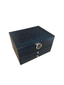 Hộp đựng trang sức dung tích lớn làm bằng da PU, thiết kế dạng ngăn kéo có khóa. Có nhiều kiểu dáng để lựa chọn. Thích hợp để đựng vòng cổ, bông tai, vòng tay, nhẫn, đồng hồ và các phụ kiện trang sức khác. Một lựa chọn tuyệt vời cho quà tặng dịp lễ. Vật dụng cần thiết cho phái nữ để sắp xếp và cất giữ đồ dùng cá nhân. Cũng là trợ thủ đắc lực khi đi du lịch và cất giữ đồ đạc trong ký túc xá khi trở lại trường học. - Nhiều màu - Xem 11