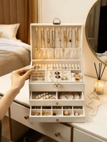 Hộp đựng trang sức dung tích lớn làm bằng da PU, thiết kế dạng ngăn kéo có khóa. Có nhiều kiểu dáng để lựa chọn. Thích hợp để đựng vòng cổ, bông tai, vòng tay, nhẫn, đồng hồ và các phụ kiện trang sức khác. Một lựa chọn tuyệt vời cho quà tặng dịp lễ. Vật dụng cần thiết cho phái nữ để sắp xếp và cất giữ đồ dùng cá nhân. Cũng là trợ thủ đắc lực khi đi du lịch và cất giữ đồ đạc trong ký túc xá khi trở lại trường học. - Nhiều màu - Xem 5