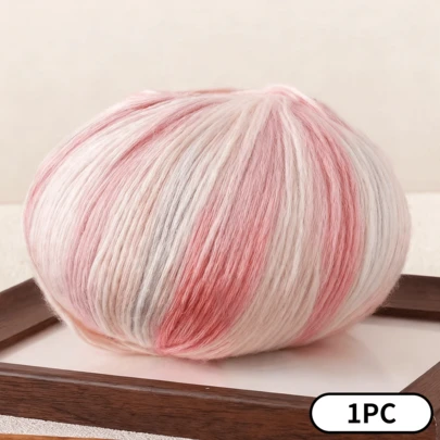渐变色磨毛棉纱，适用于手工编织围巾、帽子和毯子。亲肤柔软，单股，粗4.0毫米，长458米，重200克。
