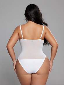 NU&NOW Bộ đồ liền thân cổ chữ V phối ren, chất liệu co giãn cao cấp, thân thiện với da, dành cho nữ cỡ lớn, mùa xuân/hè. Áo trắng ôm sát eo, điểm nhấn bằng lưới xuyên thấu. Thích hợp cho các buổi tụ họp thường ngày, hẹn hò lãng mạn, tiệc Valentine, du lịch, lễ hội âm nhạc, và những bộ trang phục thu hút ánh nhìn: Phong cách gợi cảm, ngọt ngào và quyến rũ dành cho người có thân hình đầy đặn. - trắng - Xem 2