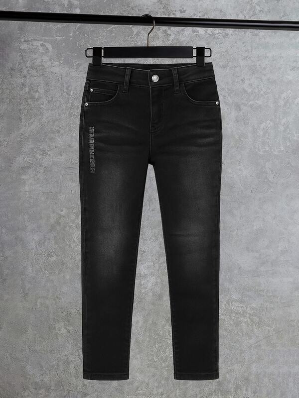 Jean niño corte slim denim bolsillos funcionales ajuste cómodo casual urbano temporada primavera verano