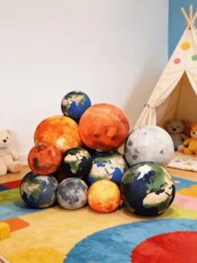 POKOJA LAND 行星毛绒抱枕玩具，逼真的地球、太阳、月亮、火星和其他行星毛绒填充玩偶靠垫，太空主题装饰枕，桌面装饰，床沙发装饰收藏，生日礼物、万圣节、复活节、感恩节、儿童节和其他节日惊喜，派对礼物 - 彩色 - 查看 1