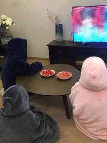 厚实宽松的抓绒连帽家居服,情侣款,居家户外皆宜,冬季保暖舒适,秋冬季节的理想之选,蓬松柔软,是馈赠佳品。 - 彩色 - 查看 13