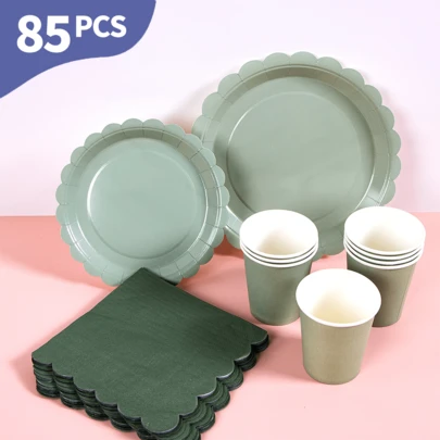 Bộ đĩa, khăn ăn và cốc dùng một lần màu xanh lá cây nhạt họa tiết cánh hoa, phục vụ 20 khách. Bộ đồ dùng tiệc dùng một lần này (bao gồm đĩa, khăn ăn và cốc) rất phù hợp cho các bữa tiệc sinh nhật, đám cưới và dã ngoại gia đình.