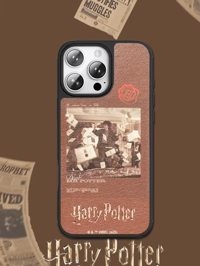 HARRY POTTER X SHEIN Funda de teléfono con dos en uno con diseño de Harry Potter, hecha de material TPU+PC, que combina una textura mate resistente a los golpes con una sensación similar al cuero para evitar efectivamente la transpiración de las manos. El delicado diseño de corazón protege eficazmente su teléfono y es compatible con iPhone 14/15 y 16/17 Pro Max.