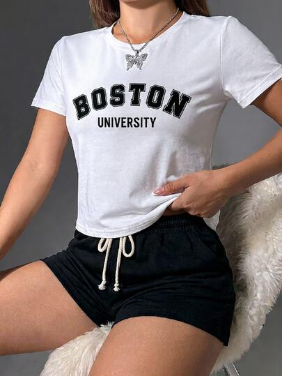 CONJUNTO CHICK SET DE 2 PIEZAS PLAYERA DE CUELLO REDOND,  MANGA CORTA Y ESTAMPADO BOSTON Y SHORT DE TIRO ALTO CON CINTURA ELASTICA Y CORDON AJUSTABLE Y BOLSAS A LOS COSTADOS. Este conjunto es la definición perfecta de "Estilo sin Esfuerzo". Es esa combinación ganadora que toda chica necesita en su clóset: cómoda para un día de estudio o relax, pero lo suficientemente chic para una salida casual por la ciudad.