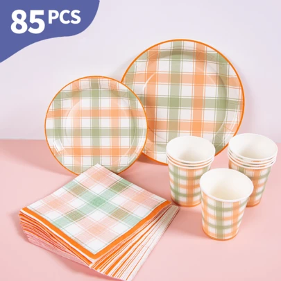 Bộ đĩa, khăn ăn và cốc dùng một lần màu vàng xanh kẻ caro, phục vụ 20 người. Bộ đồ dùng tiệc dùng một lần này (bao gồm đĩa, khăn ăn và cốc) rất phù hợp cho các bữa tiệc sinh nhật, đám cưới và dã ngoại gia đình.