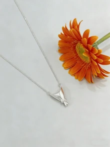 Joivida Dây chuyền mặt hoa, Dây chuyền xương đòn hình bó hoa sáng tạo, Dây chuyền mặt nơ đa năng, Dây chuyền xương đòn đơn giản dễ phối đồ, Dây chuyền hoa phong cách tươi mới, Đơn giản và tinh tế, Thời trang và đa năng, Phụ kiện thời trang tươi mới và đơn giản, Phụ kiện đi làm thường ngày, Phụ kiện thời trang đôi, Thích hợp cho mặc hàng ngày, hẹn hò, dự tiệc, công sở, trường học và trang phục hàng ngày, Dễ dàng phối với áo phông, áo nỉ, váy, áo sơ mi và các loại quần áo khác. Món quà thời trang mới năm 2026. - Nhiều màu - Xem 6