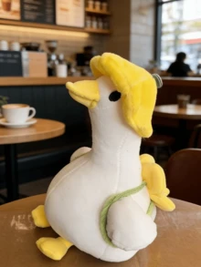 鸭子毛绒玩具，戴黄色帽子的鸭子毛绒玩具，造型可爱，采用柔软的涤纶面料，适合送给朋友和孩子，是生日和节日礼物的理想之选。 - 彩色 - 查看 4