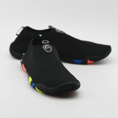 Zapatos acuáticos unisex han sido creados para combinar una gran agilidad con una sensación de ligereza constante en cada paso. Su diseño versátil se adapta perfectamente a diversas experiencias, siendo el complemento ideal para disfrutar de la playa, la natación y los días de vacaciones con total comodidad.