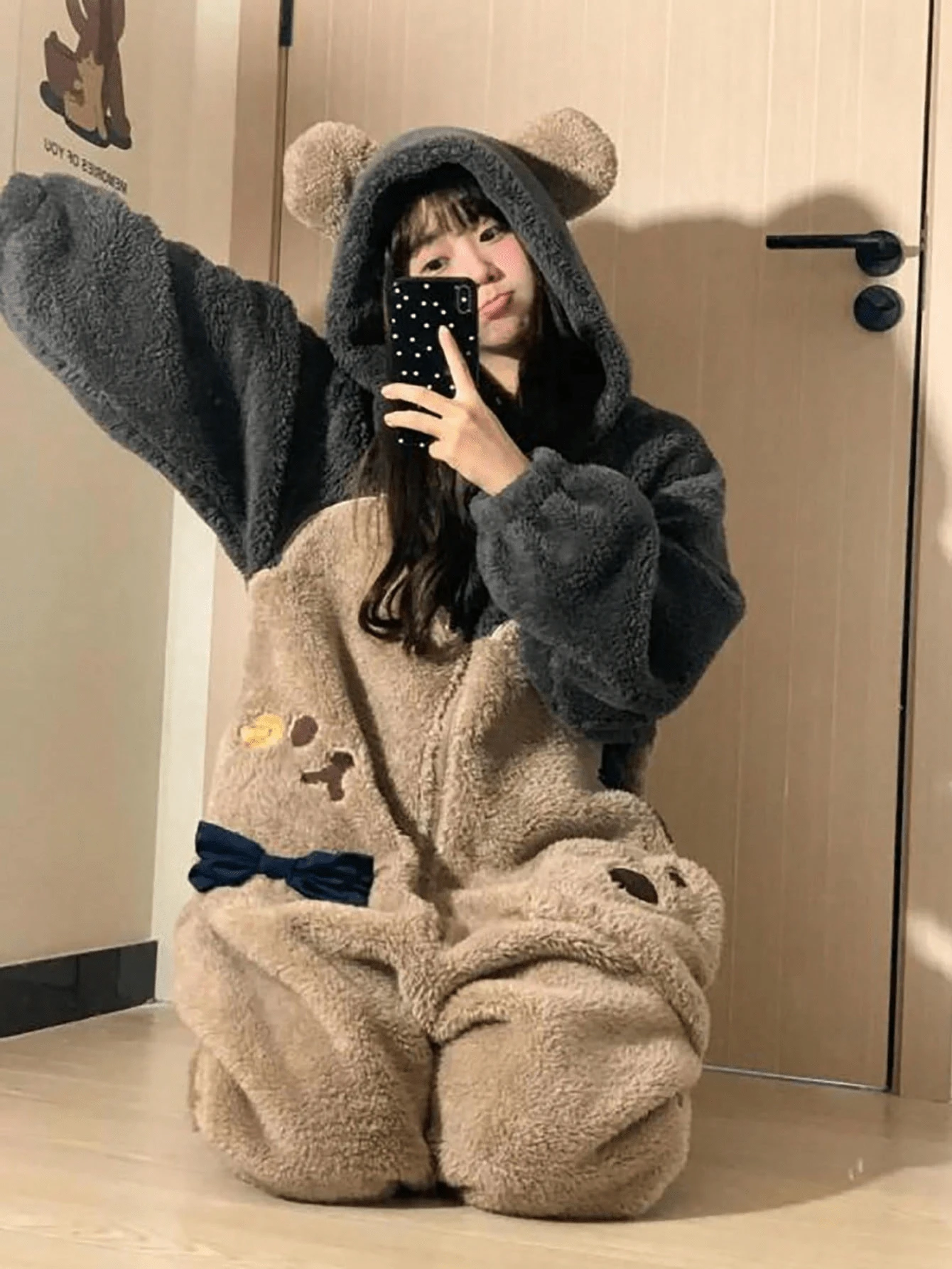这款可爱的小熊连帽珊瑚绒连体衣，舒适保暖，是冬季居家服的理想之选。它采用柔软舒适的长袖设计，饰有可爱的熊图案，也适合春秋季穿着。这款卡通风格的熊耳连帽睡衣套装是新年、情人节等节日的理想礼物，也是情人节礼物或送给女性的完美选择。 - 彩色 - 查看 1