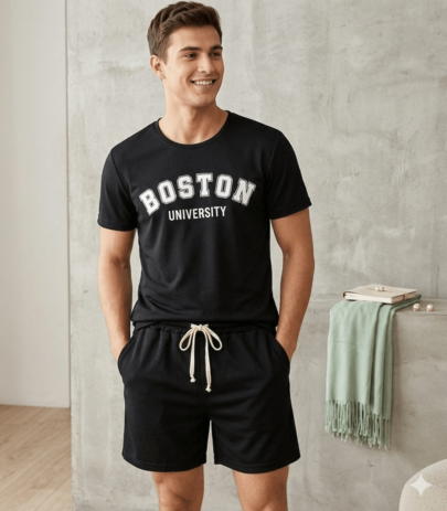 Conjunto Premium Boston Urban Set de 2 piezas: Confort Absoluto y Estilo Universitario para Hombre. Este set de dos piezas ha sido diseñado para el hombre moderno que no se detiene. Desde una tarde de relax en casa hasta una salida casual por la ciudad, este conjunto redefine lo que significa vestir bien sin esfuerzo. Ligero para el verano y lo suficientemente estructurado para lucir bien en el exterior.
