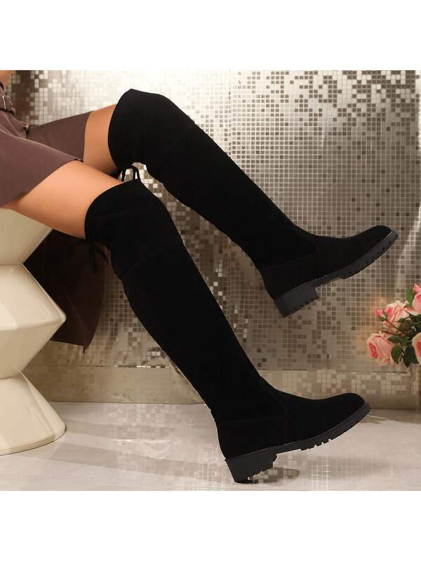 Unas botas altas de mujer con tacón grueso y punta redonda, muy a la moda, que realzan la silueta de las piernas y desprenden elegancia; un modelo clásico y versátil, ideal para múltiples ocasiones.