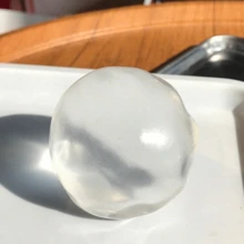 椰子油减压球，质地柔软，趣味十足且易于塑形，保持弹性，是生日、圣诞节、万圣节、复活节及各种场合的理想礼物。 - 彩色 - 查看 4