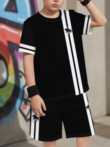 Bộ đồ cho bé trai tuổi teen gồm áo thun và quần short in hình logo ngựa sọc đen trắng, thoải mái khi mặc hàng ngày, phong cách đường phố năng động, phù hợp cho trường học, thể thao, trang phục thường ngày và mùa hè. - Nhiều màu - Xem 4