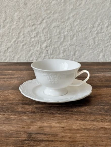 極簡純白浮雕瓷器｜屬於慢時光下午茶餐具。奶油白瓷杯搭配浮雕圖案與復古濾網 - 彩色 - 查看 9