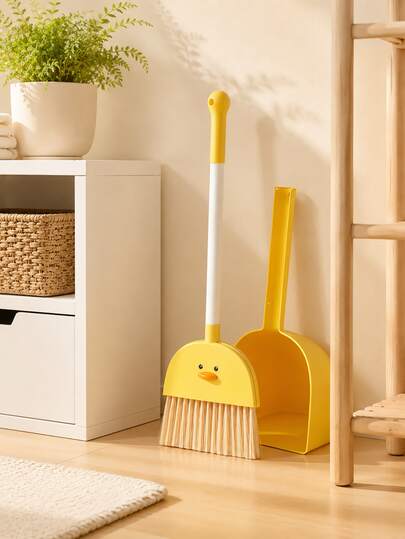 Zazumi 1 buah Set Sapu dan Pengki Mini Bentuk Wajah Bebek dengan Finishing Kuning Matte Halus untuk Ruang Rumah Gaya Nordik, Sudut Kamar Tidur, Area Dapur, dan Penataan Interior Gaya Krem, Menciptakan Suasana Bersih yang Segar dan Estetis