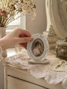 Cirelle 1pc Vintage Oval Mini Photo Frame, Floral Carved Tabletop Picture Frame, Antique Resin Portrait Holder, Vanity Shelf Decor, Vintage Baroque Oval Photo Frame, Embossed Rose Ornate Small Tabletop Picture Frame For Home Decor - default - View 2