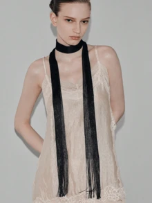 Noxbound A Stylish And Versatile Knitted Scarf. - Black - View 1