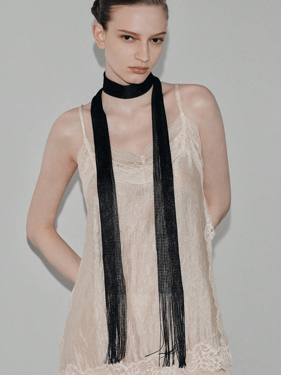 Noxbound A Stylish And Versatile Knitted Scarf. - Black - View 1