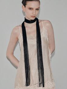 Noxbound A Stylish And Versatile Knitted Scarf. - Black - View 3