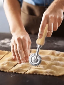 1pc Pastry Cutter (Wooden Handle), Italian Pasta Maker Roller, Pizza Cutter Wheel, Pie Crust Trimmer With Dumpling Crimper Wheel, Used For Baking, Crushing Dough, Pastry Roller, Suitable For Home And Kitchen, Kitchen Gadget