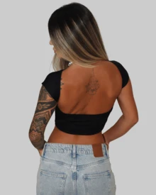 CROPPED OPEN BACK NECKLINE SHORT TIGHT BLOUSE BASIC MINIMALIST STYLE CASUAL BABY TEE AITONA - màu đen - Xem 2