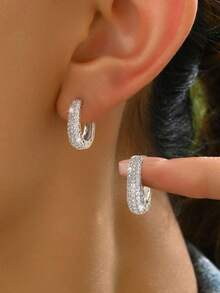 一对优雅的925纯银闪亮钻石耳环，适合女性约会、派对佩戴，是送给女士的精美珠宝，也是周年纪念礼物、女友礼物、生日礼物或约会礼物的理想之选。