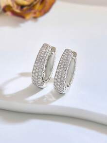 一对优雅的925纯银闪亮钻石耳环，适合女性约会、派对佩戴，是送给女士的精美珠宝，也是周年纪念礼物、女友礼物、生日礼物或约会礼物的理想之选。