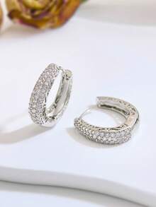 一对优雅的925纯银闪亮钻石耳环，适合女性约会、派对佩戴，是送给女士的精美珠宝，也是周年纪念礼物、女友礼物、生日礼物或约会礼物的理想之选。