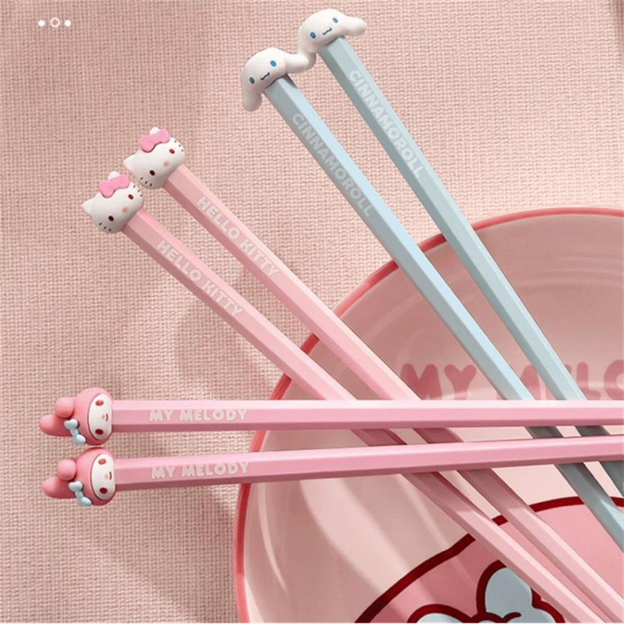 Sanrio (Offiziell lizenziert) Sanrio 2 Stück Hello Kitty Essstäbchen, Yuguigou neue Einzelverpackung für den Heimgebrauch, Meileti geteilte Mahlzeit rutschfest Paar Cartoon sehr ansprechend, geeignet für Familien-Reisen und Essen (geringfügiger Unterschied zwischen tatsächlichem Produkt und Bild), Schulbedarf