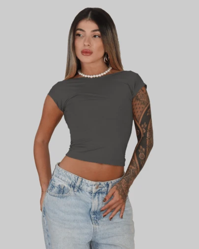 CROPPED DECOTE NAS COSTAS ABERTAS BLUSA CURTA JUSTA ESTILO BÁSICA MINIMALISTA CASUAL BABY TEE COPA BRASIL AITONA