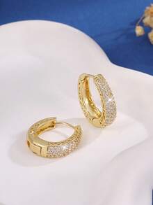 一对优雅的925纯银闪亮钻石耳环，适合女性约会、派对佩戴，是送给女士的精美珠宝，也是周年纪念礼物、女友礼物、生日礼物或约会礼物的理想之选。