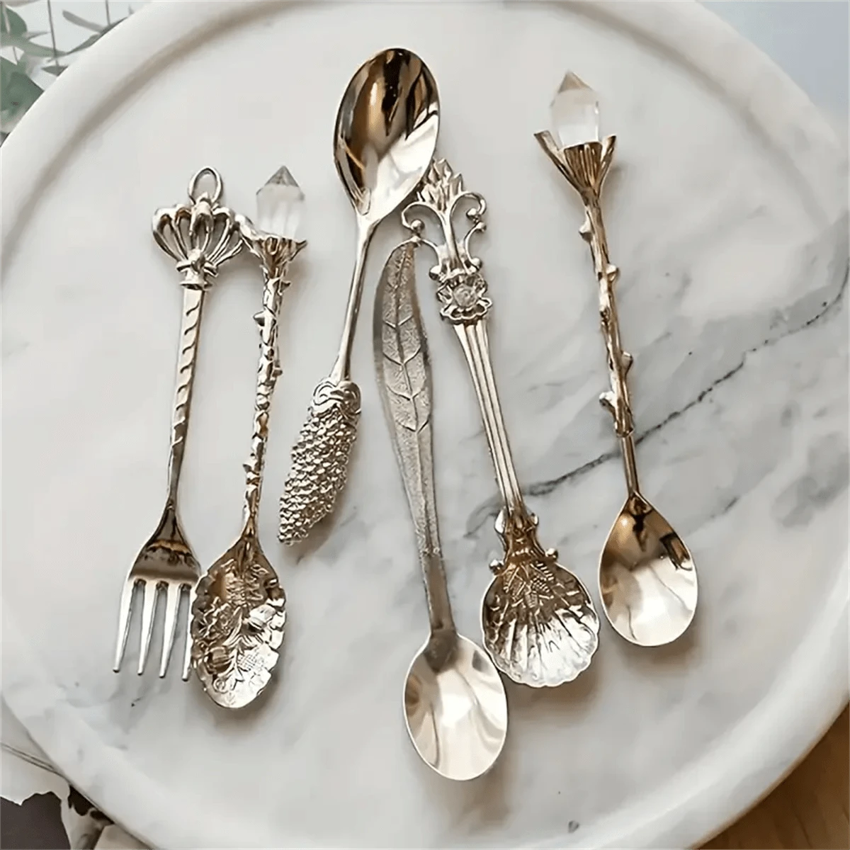 Bộ 6 chiếc nĩa và thìa tráng miệng phong cách hoàng gia cổ điển bằng thép không gỉ chạm khắc màu vàng thanh lịch để phục vụ cà phê, trái cây, đồ dùng học tập - Nhiều màu - Xem 2