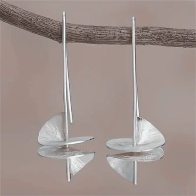 1 Pair Vintage Minimalist Spiral Asymmetrical Design Earrings, Suitable For Women's Daily Wear And Gift-Giving, All Seasons