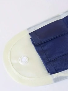 1个通用型汽车座椅靠背雨伞架，采用防水聚酰胺材质，椭圆形收纳袋设计，方便整理车内物品，易于取用和安装，是雨天和通勤的理想之选。