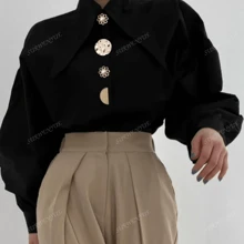Camisa negra con cuello puntiagudo y botones de perla, con un estilo de dinero viejo elegante