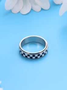 Anello antistress con motivo a scacchi per adulti - Anello girevole in acciaio inossidabile placcato oro 18K, regalo antiansia e antistress per donne/uomini (motivo nero e bianco)