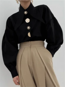 Camicia nera a colletto appuntito con bottoni di perle, stile "Old Money Chic"