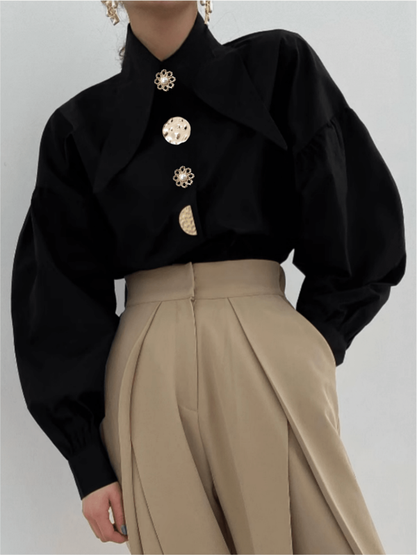 Camicia nera a colletto appuntito con bottoni di perle, stile "Old Money Chic"