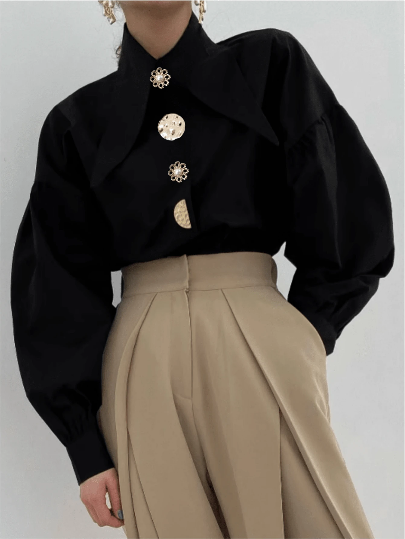 Camicia nera a colletto appuntito con bottoni di perle, stile "Old Money Chic"