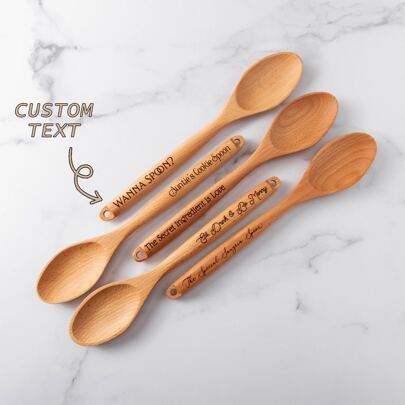 Set di cucchiai di legno incisi personalizzati - regalo personalizzato per la cucina per matrimonio/anniversario, spatola realizzata a mano con ciotola a forma di cuore e incisione della data, idea regalo unica per la proposta alle damigelle d'onore
