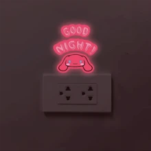 Sanrio ملصقات مضيئة في الظلام بتصميم كورومي وسينامورول وهالو كيتي مقاومة للماء، قابلة للإزالة واللصق، لديكور المنزل والهدايا والملصقات الشخصية