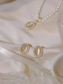 三件仿珍珠首饰的价格，包括耳环和项链。适合婚礼、新娘、日常佩戴和母亲节礼物，套装包括项链