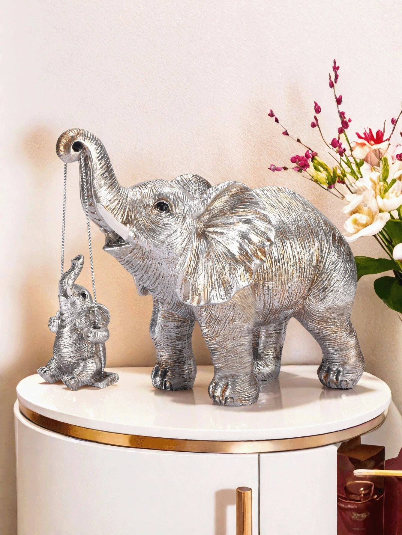 一件银色大象雕像。这款大象装饰品象征着好运、健康和力量。它是送给女性和母亲的绝佳礼物。作为一件装饰品，它也是圣诞节、情人节、新年和其他节日的理想礼物。同时，它也是送给朋友的一份精美礼物。 - 彩色 - 查看 1